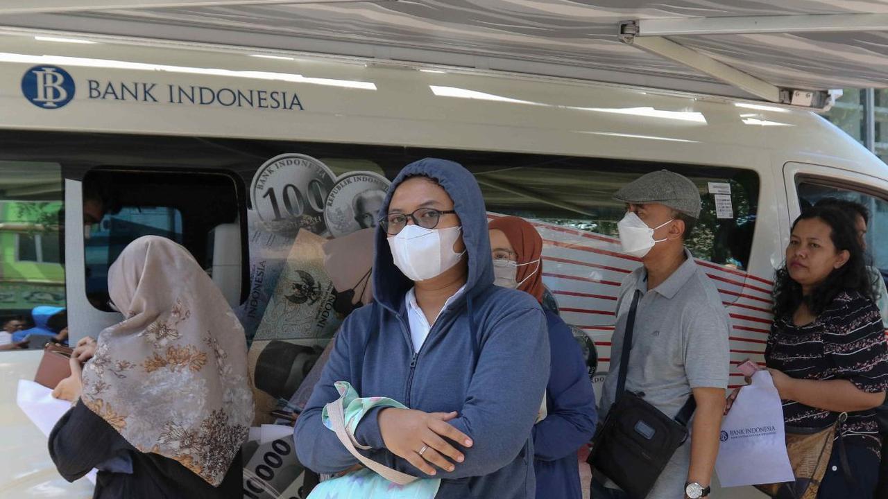 Sejumlah&nbsp;warga mengantre untuk menukarkan uang di Pasar Tebet Barat, Jakarta, Selasa (19/3/2024). Bank Indonesia (BI) telah mempersiapkan sebesar Rp 197,6 triliun uang layak edar (ULE) untuk memenuhi kebutuhan penukaran uang rupiah selama Ramadan&nbs