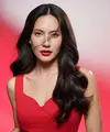 Pevita Pearce kembali mencuri perhatian dengan tampilan serba merah yang menyala di foto terbaru [@pevpearce]