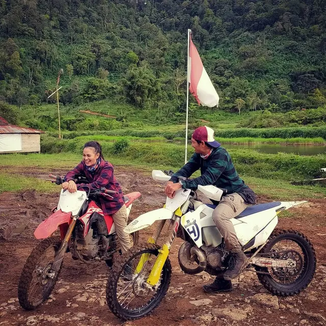 Sempat Jatuh, 7 Potret Ririn Ekawati dan Ibnu Jamil Saat Naik Motor Trail