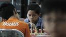 Ekspresi Seorang pecatur cilik saat mengikuti kejuaraan catur daerah tingkat provinsi DKI Jakarta. Pemenang pertama hingga ketiga akan dikirimkan sebagai wakil DKI Jakarta dalam Kejurnas Catur 2017. (Bola.com/M Iqbal Ichsan)