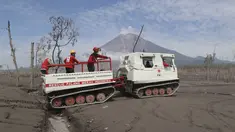 Tim penyelamat mengendarai kendaraan segala medan selama pencarian korban letusan Gunung Semeru di Lumajang, Jawa Timur, Rabu (8/12/2021). Berdasarkan laporan BNPB, jumlah korban meninggal hingga Rabu pukul 10.30 WIB hari ini berjumlah 41 orang dan 12 lainnya dalam pencarian. (AP Photo/Trisnadi)