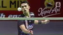 Pebulu tangkis tunggal putra Indonesia, Jonatan Christie saat melawan Leong Jun Hao (Malaysia) pada babak 32 besar Indonesia Open 2024 di Istora Gelora Bung Karno, Senayan, Jakarta, Rabu (5/6/2024). (Liputan6.com/Herman Zakharia)