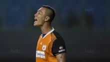 Kiper Persipura, Yoo Jae-hoon, memberikan instruksi saat melawan Bhayangkara FC pada laga Liga 1 Indonesia di Stadion Patriot, Bekasi, Sabtu (9/9/2017). Bhayangkara FC menang 2-1 atas Persipura. (Bola.com/Vitalis Yogi Trisna)