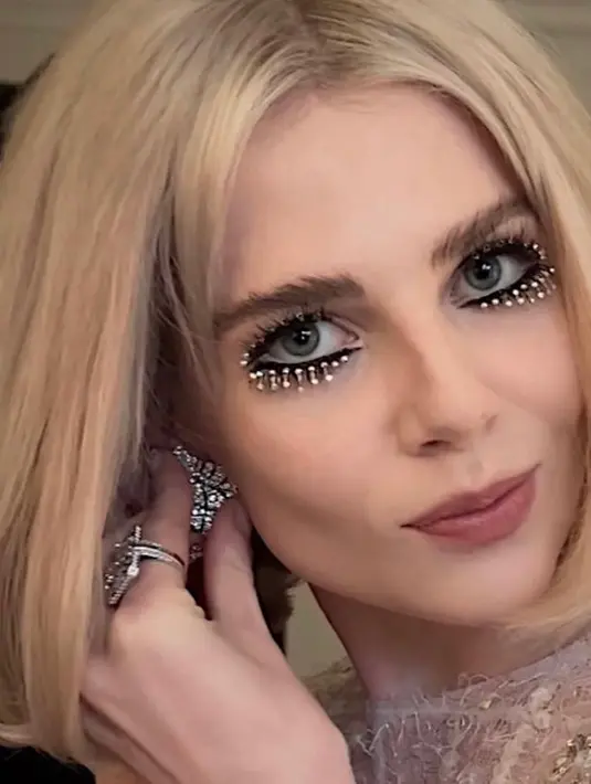 <p>Jika riasan paling sesuai tema Met sendiri, Lucy Boynton punya look makeup terbaik. Dengan bulu mata penuh intrik bertakhtakan gemstones. (Foto: Instagram @lucyboynton1)</p>