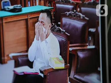 Terdakwa kasus dugaan pembunuhan berencana Brigadir Yosua, Ricky Rizal membasuh air mata saat menjalani sidang lanjutan di PN Jakarta Selatan, Jakarta, Selasa (24/1/2023). Sidang tersebut beragenda pembacaan nota pembelaan atau pledoi dari terdakwa. (Liputan6.com/Faizal Fanani)