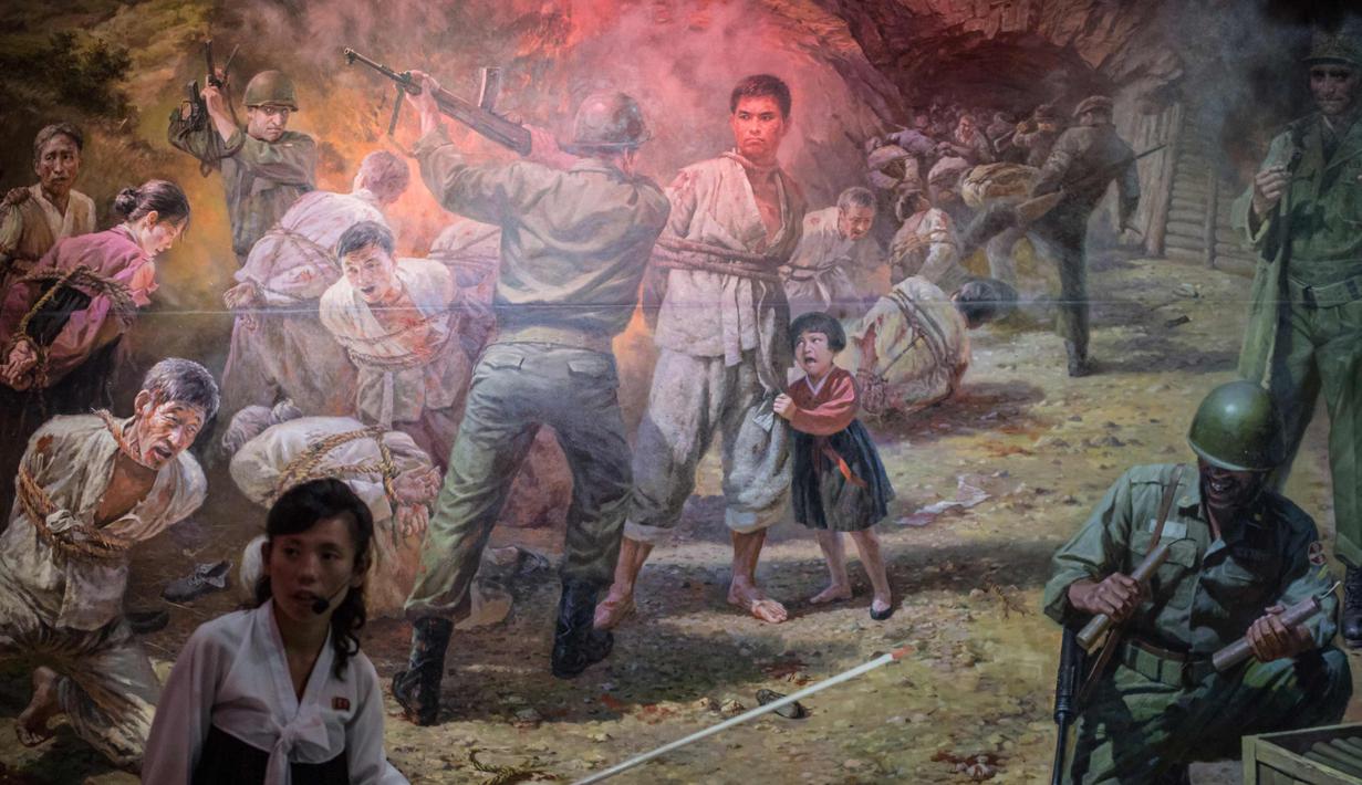Pemandu menunjukkan lukisan di Sinchon Museum of American War Atrocities di Pyongyang 24 Juli 2017. Museum ini untuk mengenang kematian lebih dari 35,000 orang dari 17 Oktober sampai 7 Desember 1950. (AFP Photo/Ed Jones)