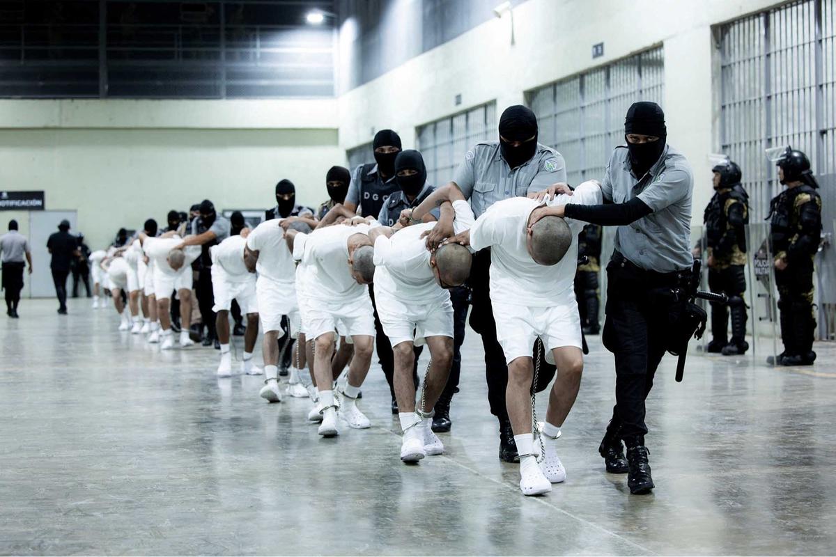 FOTO: Super Ketat Kemanan saat Deportasi 250 Imigran Terduga Anggota Geng Kriminal ke Penjara CECOT El Salvador