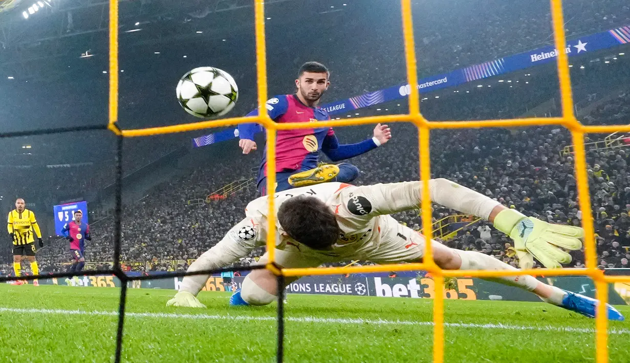 Kelima gol di laga ini tercipta di babak kedua. Barca mencetak tiga gol lewat aksi Raphinha (53') dan brace Ferran Torres (75', 85'). Sementara Dortmund sempat mengejar melalui Serhou Guirassy (60', 78'). (AP Photo/Martin Meissner)