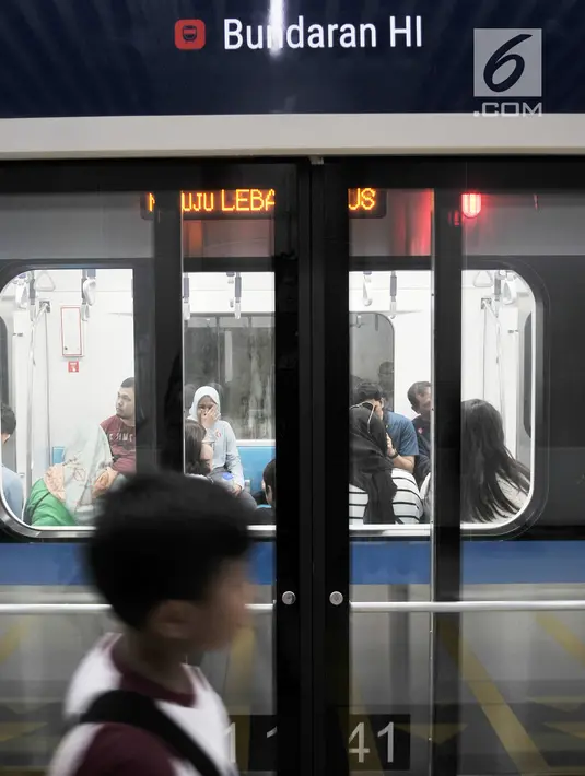 Warga mengikuti uji coba publik pengoperasian MRT (Moda Raya Terpadu) di Stasiun Bundaran HI, Jakarta, Minggu (17/3). Uji coba MRT dilakukan mulai pukul 08.00-16.00 dengan total 98 perjalanan dalam sehari. (merdeka.com/Iqbal S Nugroho)