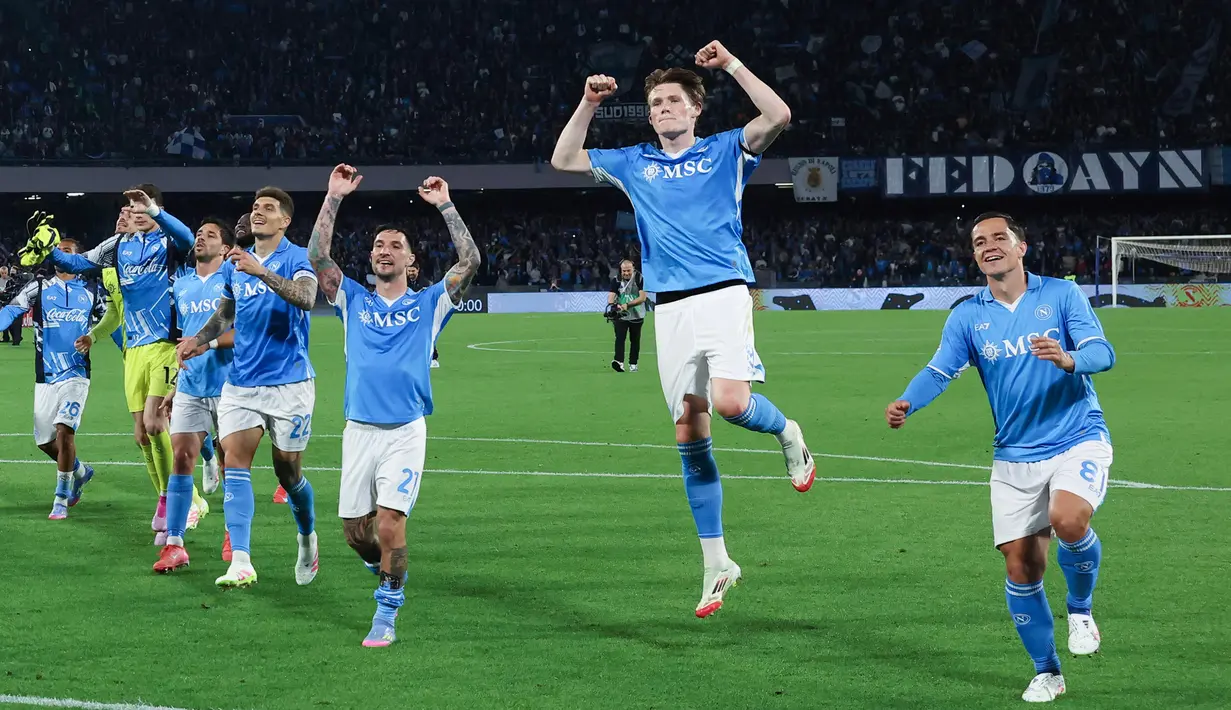 Kemenangan ini membawa Napoli memimpin puncak klasemen Serie A dengan 74 poin. Kini mereka unggul tiga poin atas Inter Milan yang sebelumnya kalah dari AS Roma. (Alessandro Garofalo/LaPresse via AP)