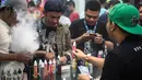 Pecinta Vape atau rokok elektrik sedang mencoba keunggulan alat dan rasa liquid di stand Vape Fair 2016 di Ecovention Hall Ancol, Jakarta, Minggu (27/11). (Liputan6.com/Faizal Fanani)
