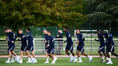 Para pemain Prancis melakukan pemanasan saat mengikuti sesi latihan tim di Clairefontaine-en-Yvelines (4/10/2021). Prancis akan bertanding melawan Belgia pada semifinal UEFA Nations League di Allianz Stadium. (AFP/Franck Fife)