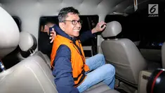 Wali Kota Batu, Malang, Eddy Rumpoko saat berada di dalam mobil tahanan usai pemeriksaan di Gedung KPK, Jakarta, Minggu (17/9). Eddy diduga menerima suap terkait proyek pengadaan barang dan jasa di kantor Wali Kota Batu. (Liputan6.com/Helmi Fithriansyah)