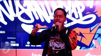 Seniman multi talenta, Pandji Pragiwaksono menggelar tur konser hiphop ke 9 kota dengan Big Bird Premium bertajuk 'Nusantarap', Jakarta, Rabu (28/10/2015). (Liputan6.com/Yoppy Renato)