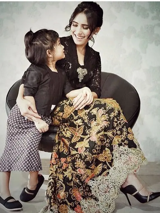 Berbeda dari biasanya, kali ini Ayu dan Bilqis kompak memakai kebaya berwarna hitam. Bahkan, mereka juga mengenakan kain batik sebagai bawahannya.(Instagram/ayutingting92)