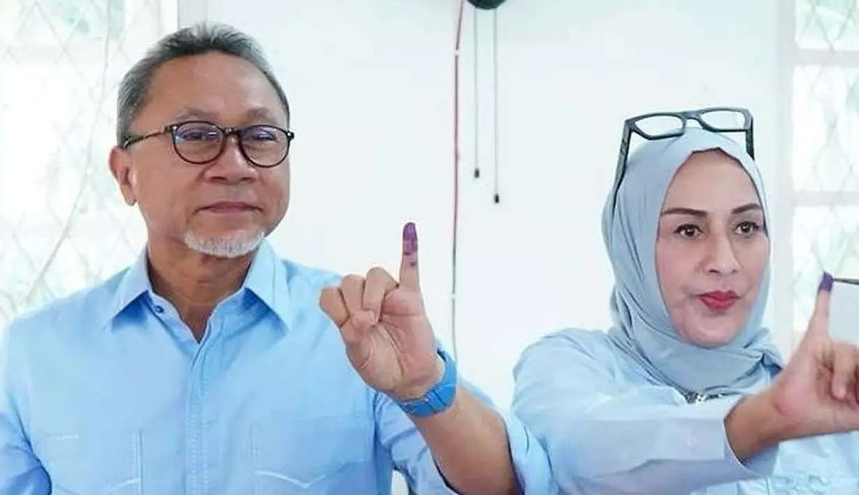 Menteri Perdangangan RI, Zulkifli Hasan, tiba di TPS 179 Cipinang mengenakan kemeja warna biru muda. [@zul.hasan]