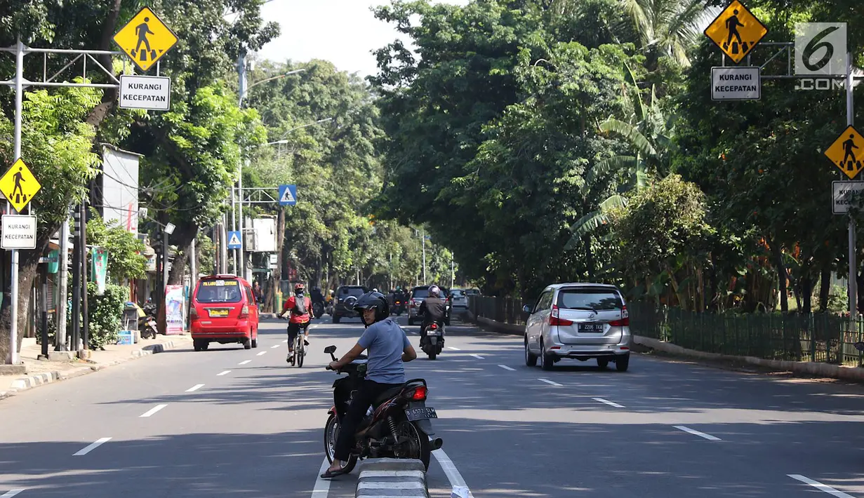 Pengendara sepeda motor hendak putar balik dan melawan arus di kawasan Jagakarsa, Jakarta, Minggu (6/1). Jauhnya akses putar balik menyebabkan para pemotor nekat melawan arah, meskipun membahayakan keselamatan. (Liputan6.com/Immanuel Antonius)