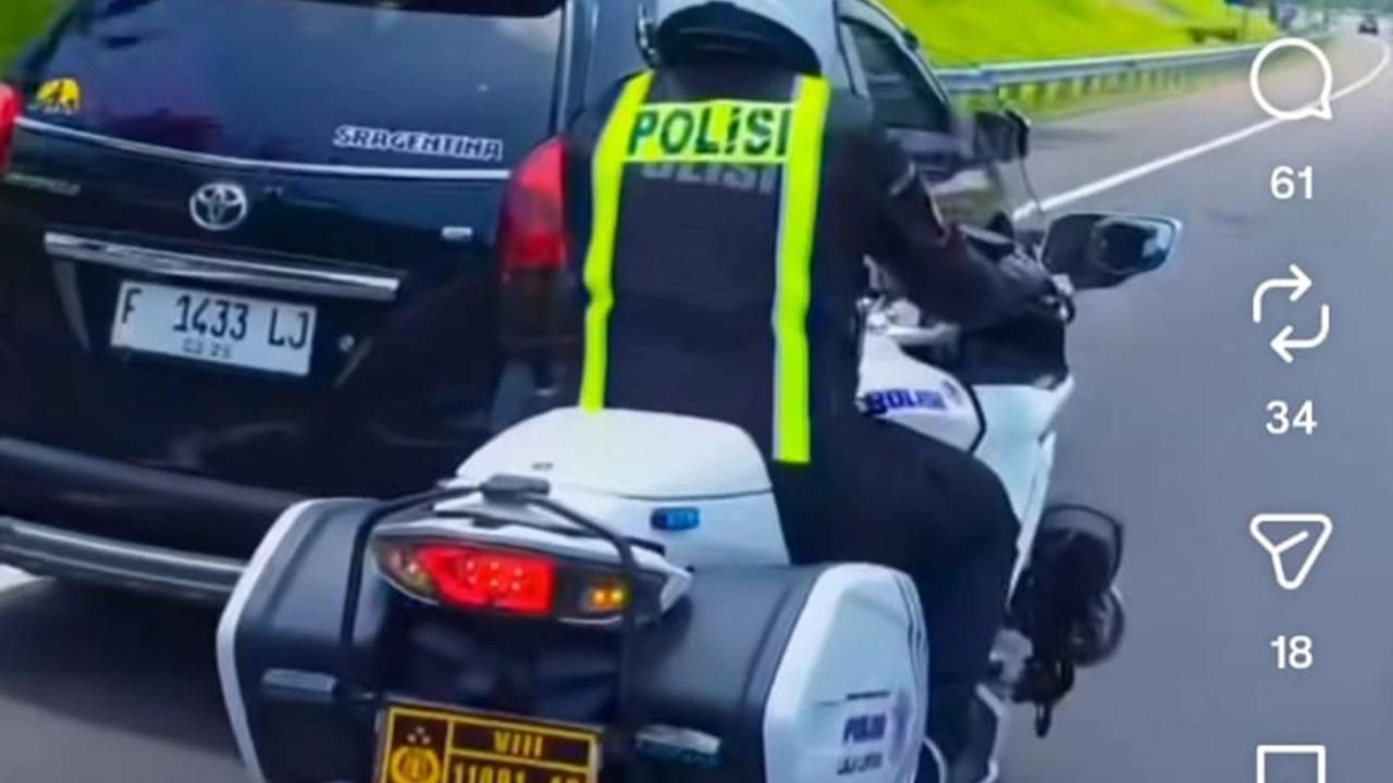 Polisi Dorong Mobil Mogok