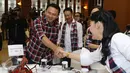 Cagub DKI Jakarta Basuki Tjahaja Purnama (Ahok) berjabat tangan saat tiba di di acara penggalangan dana kampanye di Jakarta, Minggu (27/11). (Liputan6.com/Herman Zakharia)