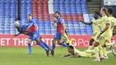 Penyerang Crystal Palace, Christian Benteke mencetak gol pembuka timnya ke gawang Arsenal pada pekan ke-37 Liga Inggris, Kamis (20/5/2021) dini hari WIB. The Gunners -julukan Arsenal- menang dengan skor 3-1 di markas Crystal Palace. (Justin Setterfield/Pool Photo via AP)