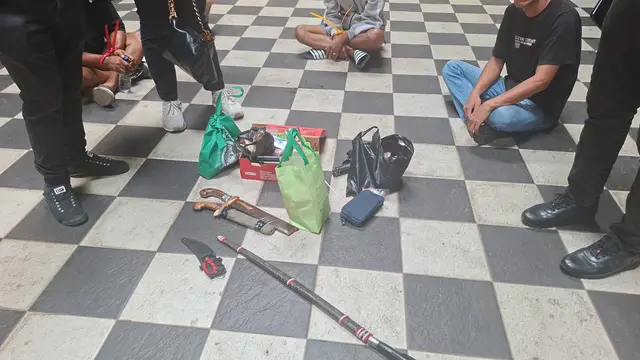 Polisi menggerebak kampung Ambon pada Kamis 15 Oktober 2026