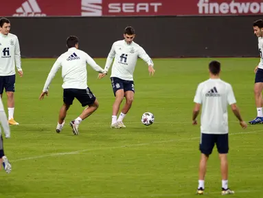 Pemain Timnas Spanyol saat mengikuti sesi latihan jelang menghadapi Jerman pada laga lanjutan Grup 4 UEFA Nations League di Stadion De La Cartuja, Selasa (17/11/2020). Spanyol akan berhadapan dengan Jerman. (AFP/Cristina Quicler)