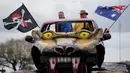 Seorang pengemudi mengendarakan truk raksasa yang dihiasi wajah monster berbendera Australia dan bajak laut saat menyaksikan sebuah pertandingan balap di ajang Festival Deni Ute Muster di Deniliquin, New South Wales, (30/9). (REUTERS/Jason Reed)