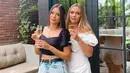 Padu padan crop top warna hitam dan celana jeans selutut, Ria Andrews tampil stylish. Rambut yang diikat tengah membuat Ria makin cantik. Tanpa polesan makeup berlebihan, ibu sambug Cio dan Koa ini tetap memesona. Ini merupakan foto Ria Andrews tahun 2021 sebelum ia mengenal Stefan William ketika merayakan Hari Raya Natal bareng orang tersayang. (Liputan6.com/IG/ria.travelwithmeri)