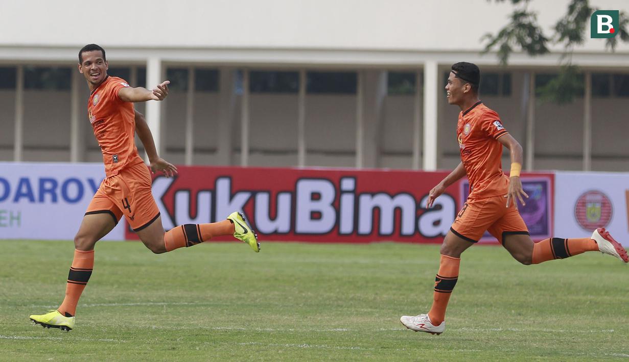 Pemain Persiraja Banda Aceh, Leonardo Silva Lelis (kiri) melakukan selebrasi usai mencetak gol pertama ke gawang PSS Sleman dalam laga pekan kedua BRI Liga 1 2021/2022 di Stadion Madya, Jakarta, Sabtu (11/9/2021). (Foto: Bola.Com/M. Iqbal Ichsan)