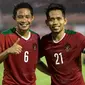 Evan Dimas dan Andik Vermansah setelah menjalani laga Timnas Indonesia melawan Malaysia. (Bola.com/Vitalis Yogi Trisna)