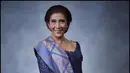 Dipotret Darwis Triadi, Susi Pudjiastuti tampil keibuan kenakan kebaya brukat berwarna biru gelap. Dipadukan dengan kain Batik sutera sebagai bawahan dan selendang. [@susipudjiastuti115]