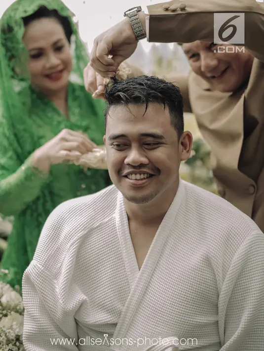 Orang tua calon pengantin laki-laki, Bobby Nasution memotong rambut saat prosesi siraman di Hotel Alila, Solo, Selasa (7/11). Lokasi siraman Bobby ini berlangsung di lantai 19 Hotel Alila. (Liputan6.com/Pool/All Seasons Photo)