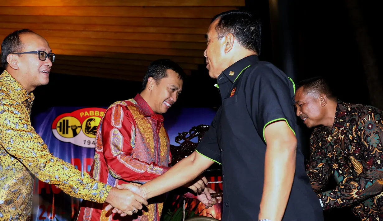 Ketua PB PABBSI Rosan P Roslani (kiri) bersalaman dengan Ketua KONI Pusat Tono Suratman usai pembukaan Rakernas PB PABBSI di Jakarta, Selasa (20/12). Rakernas ditandai dengan pemberian bonus bagi atlet berprestasi. (Liputan6.com/Helmi Fithriansyah)