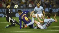Gelandang Barcelona, Denis Suarez, berebut bola dengan kiper Celta Vigo, Sergio Alvarez, pada laga La Liga di Stadion Balaidos, Rabu (18/4/2018). Celta Vigo bermain imbang 2-2 dengan Barcelona. (AFP/Miguel Riopa)