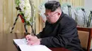 Pemimpin Korea Utara Kim Jong Un, menuliskan ucapan belasungkawa atas meninggalnya pemimpin Kuba Fidel Castro di sebuah buku yang disediakan kedutaan Kuba. Fidel Castro mengembuskan napas terakhir pada usia 90 tahun. (Reuters/KCNA)