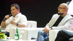 Direktur Utama SIG, Hendi Prio Santoso (kiri) memberikan keterangan terkait corporate rebranding di Jakarta, Selasa (11/2/2020). Penggantian logo SIG merupakan bagian dari transformasi perseroan untuk membangun kehidupan yang berkelanjutan bagi generasi mendatang. (Liputan6.com/HO/Eko)