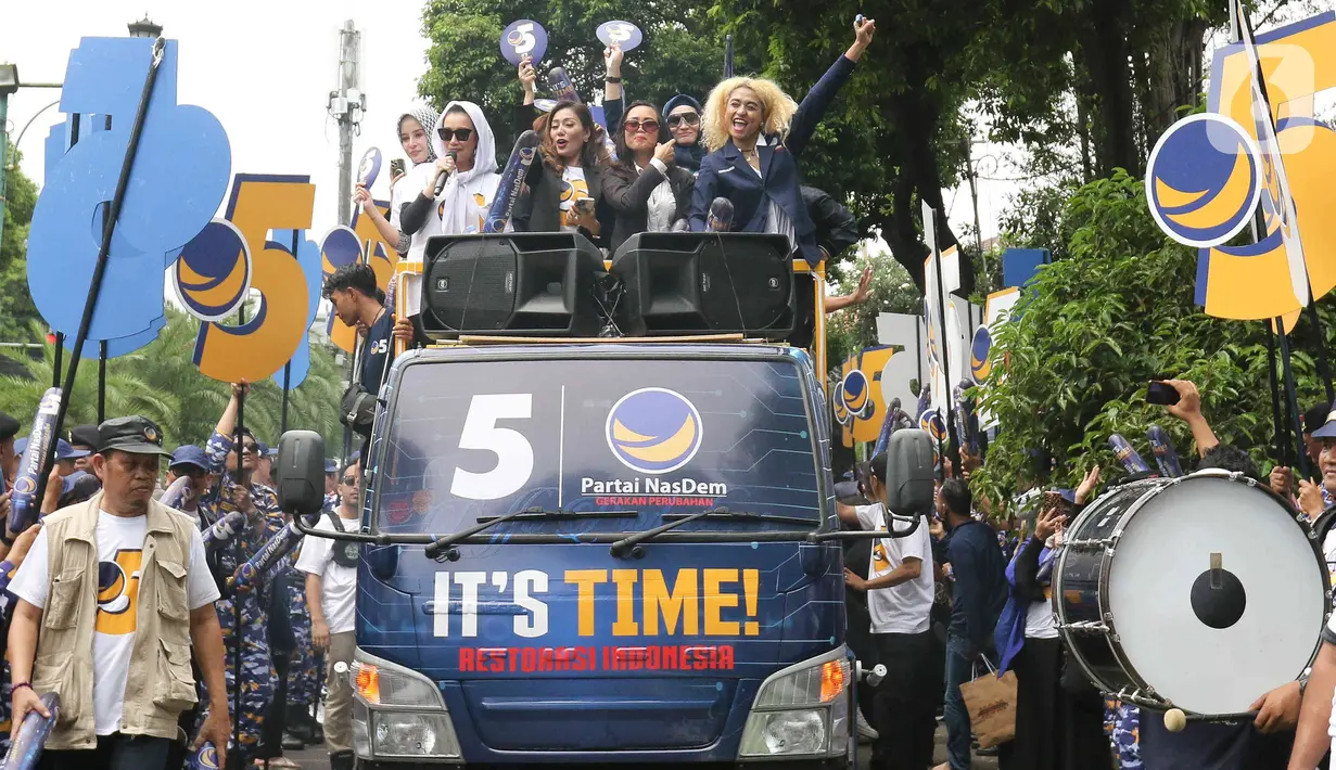 Partai NasDem membawa bus khusus yang berisi berbagai kalangan pendukung NasDem. (Liputan6.com/Herman Zakharia)
