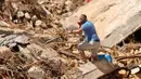 Warga mencari korban selamat di Derna, Libya, Rabu, 13 September 2023. (AP Photo/Yousef Murad)