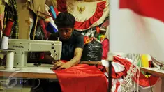 Penjahit menyelesaikan pembuatan Bendera Merah Putih di Pasar Senen, Jakarta, Rabu (3/8). Menjelang peringatan HUT Kemerdekaan, sejumlah konveksi dan perajin bendera di Pasar Senen mengalami peningkatan omzet. (Liputan6.com/Gempur M Surya)