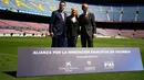Penyanyi Kolombia, Shakira berfoto bersama Direktur Yayasan La Caixa, Xavier Bertolin dan Wakil Presiden Barcelona FC, Jordi Cardoner dalam acara amal dengan Barcelona FC di Stadion Camp Nou, Barcelona di Spanyol, Selasa (28/3).( PAU BARRENA/AFP)