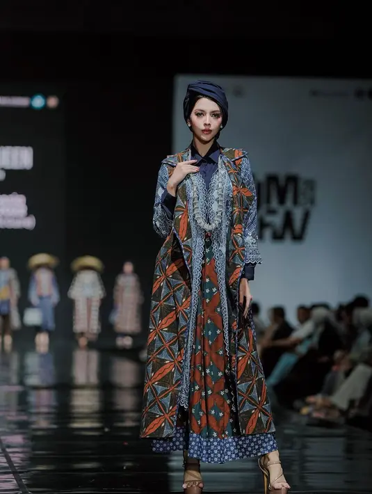 Cindy May McGuire kenakan shirt dress batik dengan outer. Dilengkapi dengan dengan turban biru polos [@officialputeriindonesia]