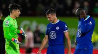 Penjaga gawang Chelsea Kepa Arrizabalaga (kiri) berbicara dengan pemain Chelsea Cesar Azpilicueta (tengah) dan Kalidou Koulibaly saat melawan Brentford pada pertandingan sepak bola Liga Inggris di Stadion Gtech Community, London, Inggris, 19 Oktober 2022. Pertandingan berakhir imbang 0-0. (AP Photo/Alastair Grant)