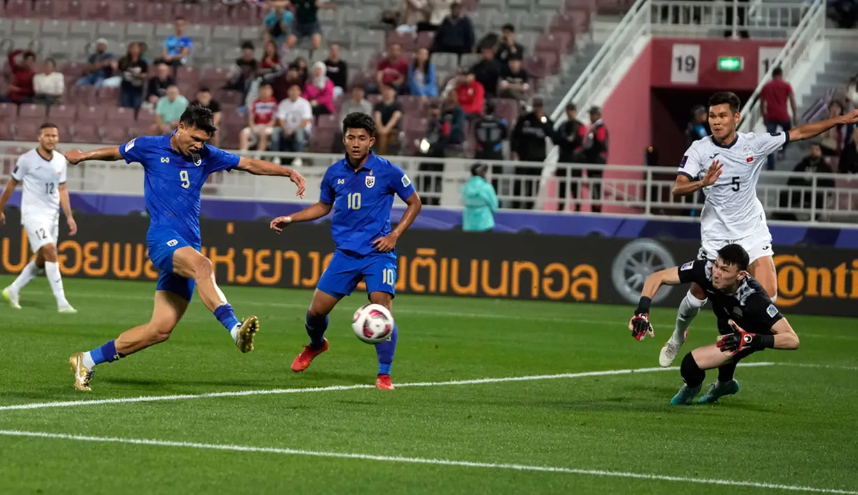 Thailand memulai kiprahnya di Piala Asia 2023 dengan positif. Tim Gajah Perang melibas Kirgizstan 2-0 lewat sepasang gol Supachai Chaided. (AP Photo/Thanassis Stavrakis)