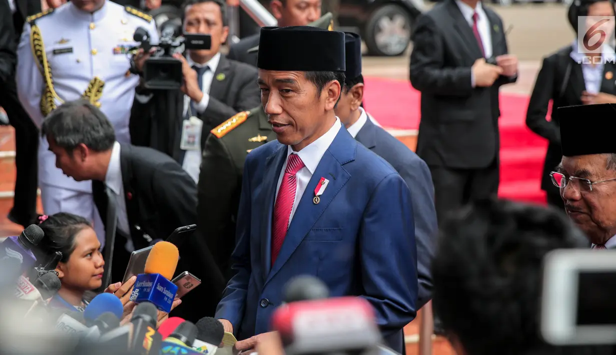 Presiden Joko Widodo didampingi Wakil Presiden, Jusuf Kalla memberi keterangan kepada awak media usai melakukan upacara Hari Kesaktian Pancasila, di Halaman Monumen Pancasila Sakti, Jakarta, Minggu (1/10). (Liputan6.com/Faizal Fanani)