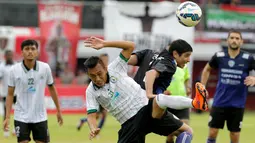 Gelandang Arema Cronus, Esteban Vizcara, berusaha melewati pemain PSS Sleman pada laga Bali Island Cup 2016 di Stadion Kapten I Wayan Dipta, Bali, Minggu (21/2/2016). (Bola.com/Peksi Cahyo)