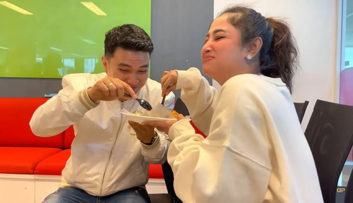 Kedekatan Dewi Perssik dan Aldi Taher ini tuai pro kontra dari netizen. Sebagian netizen mengaku salut kepada mantan pasutri ini yang bisa berdamai dengan masa lalu dan bekerja di tempat yang sama. (instagram.com/dewiperssik9)