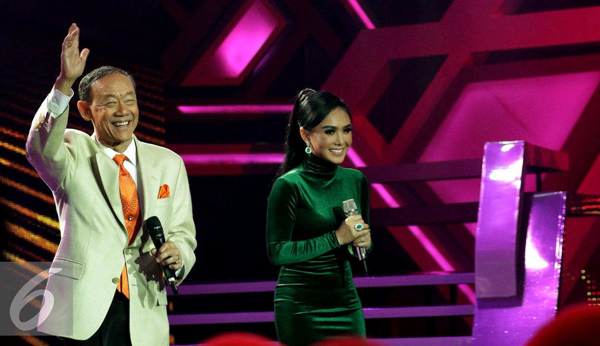Penyanyi legendaris asal Filipina Jose Mari Chan duet bersama Yuni Shara saat tampil di acara Golden Memories di Studio 5 Indosiar, Jakarta, Jumat (13/01). (Liputan6.com/JohanTallo)