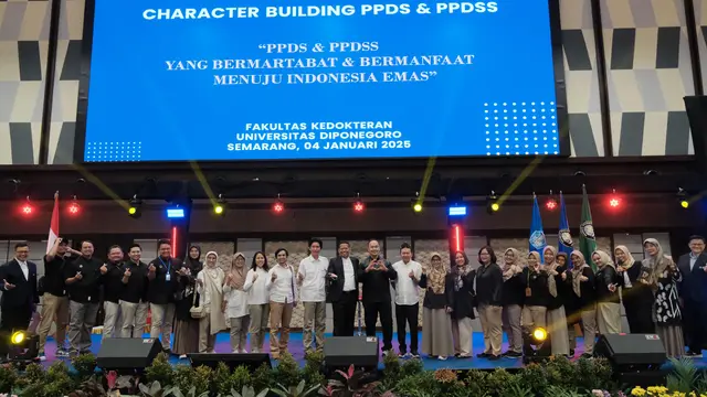 Founder ESQ Corp, Dr. (H.C) Ary Ginanjar Agustian bersama Rektor Universitas Diponegoro, Prof. Dr. Suharnomo, S.E., M.Si dan sivitas akademika Fakultas Kedokteran Universitas Diponegoro. (Istimewa)