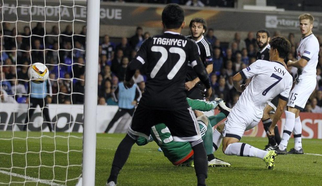 Son Heung-Min saat mencetak gol pertama ke gawang FK Qarabag di laga Grup J Liga Europa, Jumat (18/9/2015) dini hari WIB. (AFP Photo/Ian Kington)