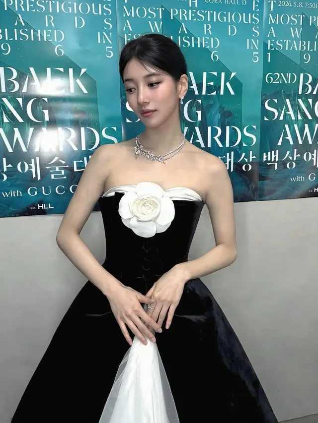 Usai Insiden Dress Kembaran dengan YoonA SNSD, Suzy Bae Bertransformasi dengan Gaun Monokrom saat Mode MC di Baeksang Awards 2026